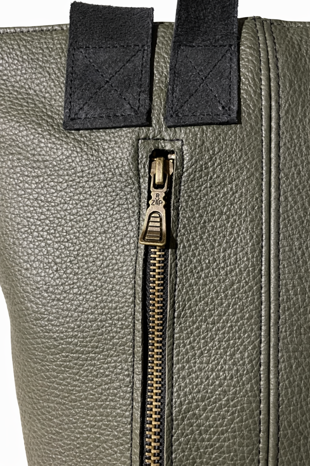 Lederrucksack „komplett zu öffnen“